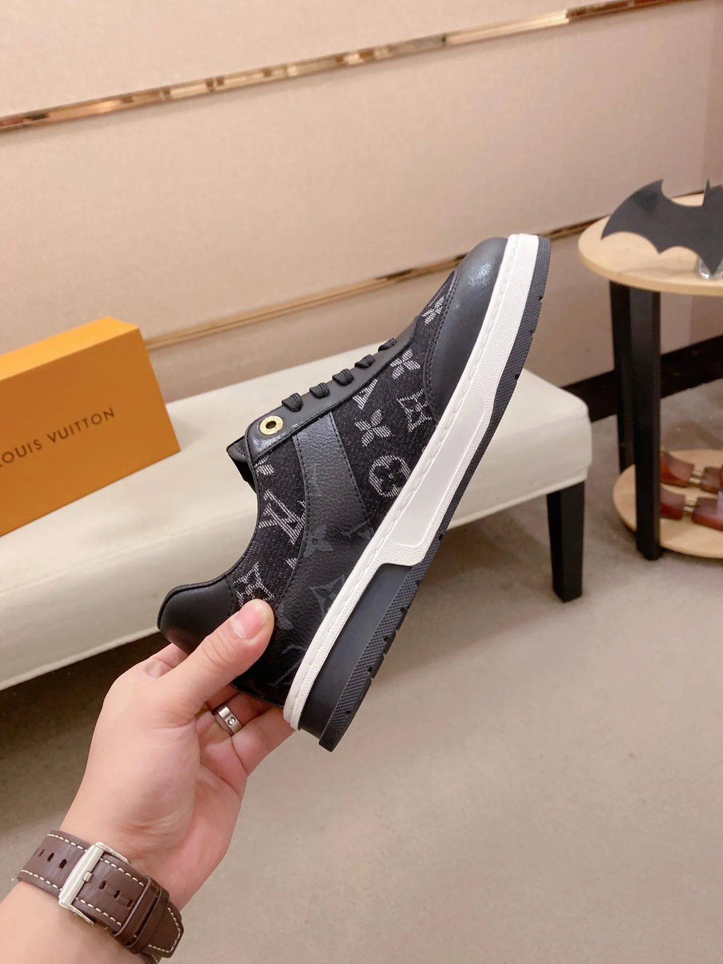 Factory price: 400 men's shoes💰🇮🇹🇮🇹LV Louis Vuitton. The latest fashionable casual shoes are popular in physical stores. New spring and summer comfortable imported custom original cowhide, unique jacquard fabric element design. With sheepskin lining, Lv original bottom, [sun][sun] high-end packaging and high quality💪Details determine the quality, you can enter and exit the counter at will, welcome to compare🇮🇹Size 38-44